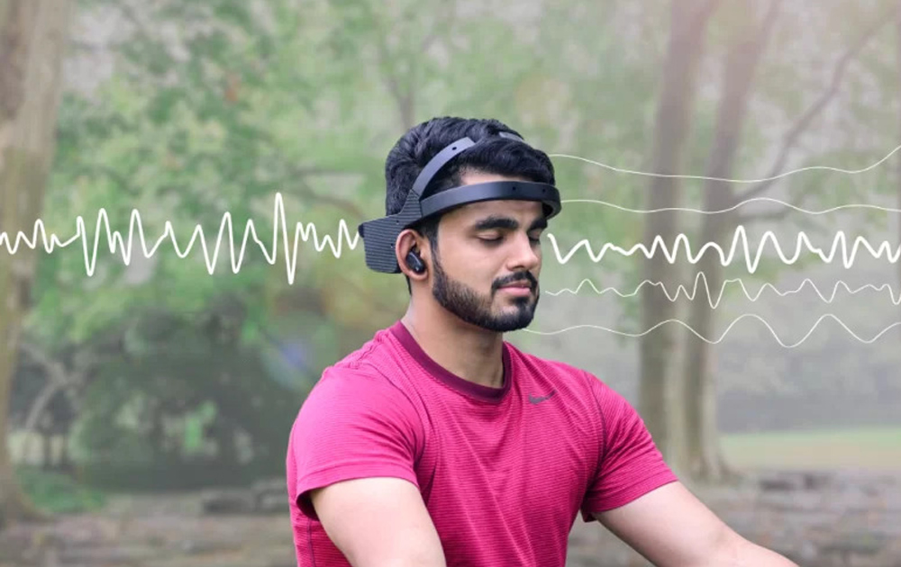 Meditation with neurofeedback device